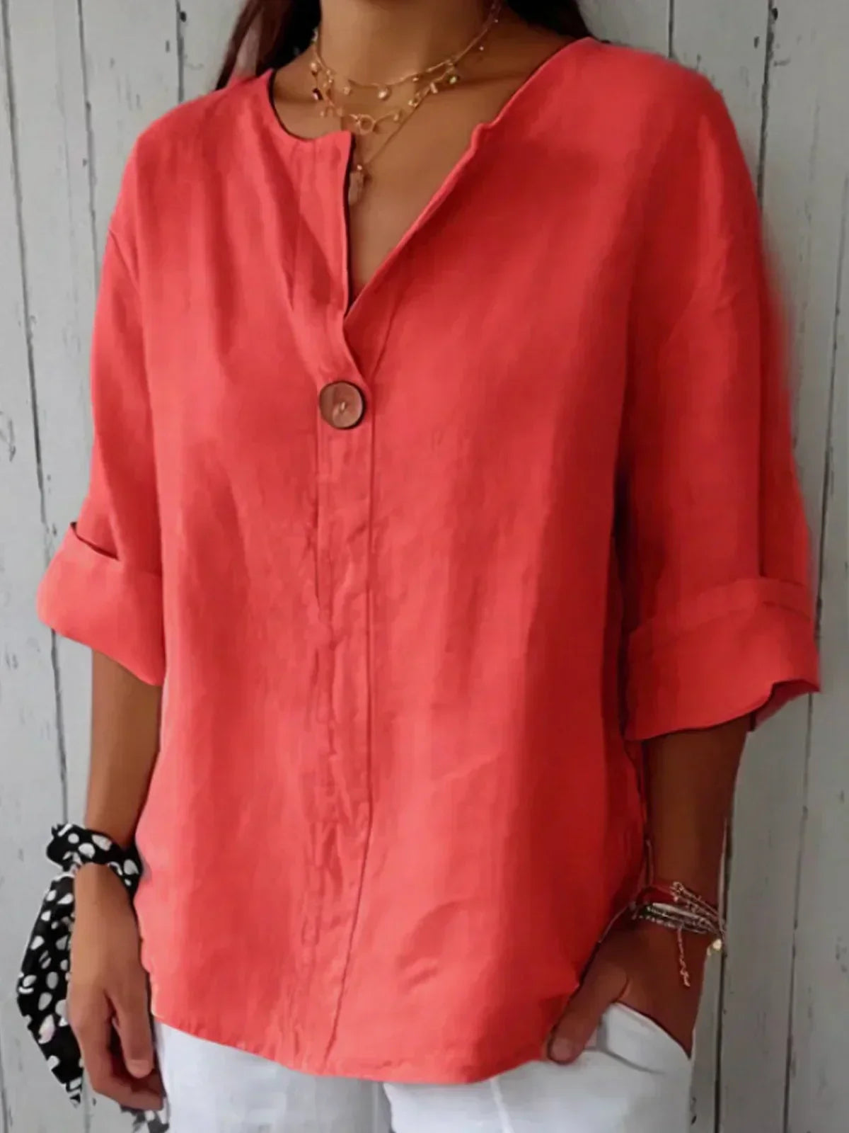 Zuzana - Dames blouse met asymmetrische hals en enkele knoopsluiting