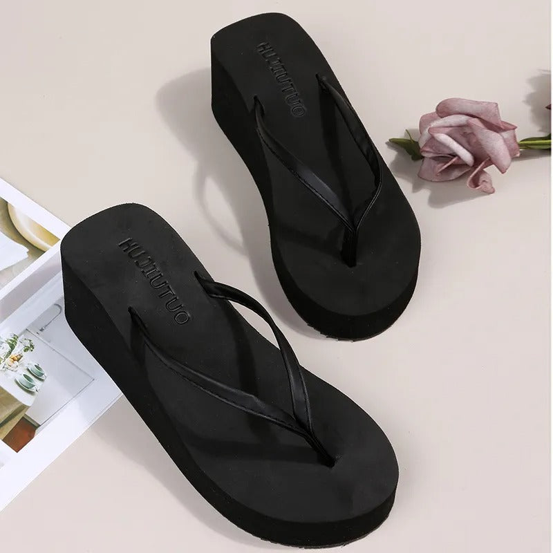 Sevigne - Dames teenslippers met sleehak en minimalistische band