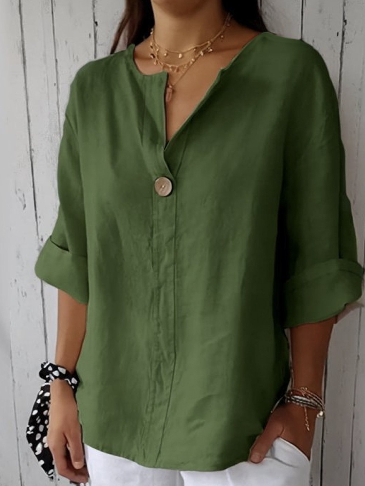 Zuzana - Dames blouse met asymmetrische hals en enkele knoopsluiting