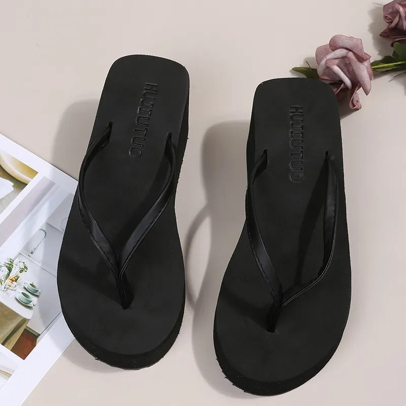 Sevigne - Dames teenslippers met sleehak en minimalistische band