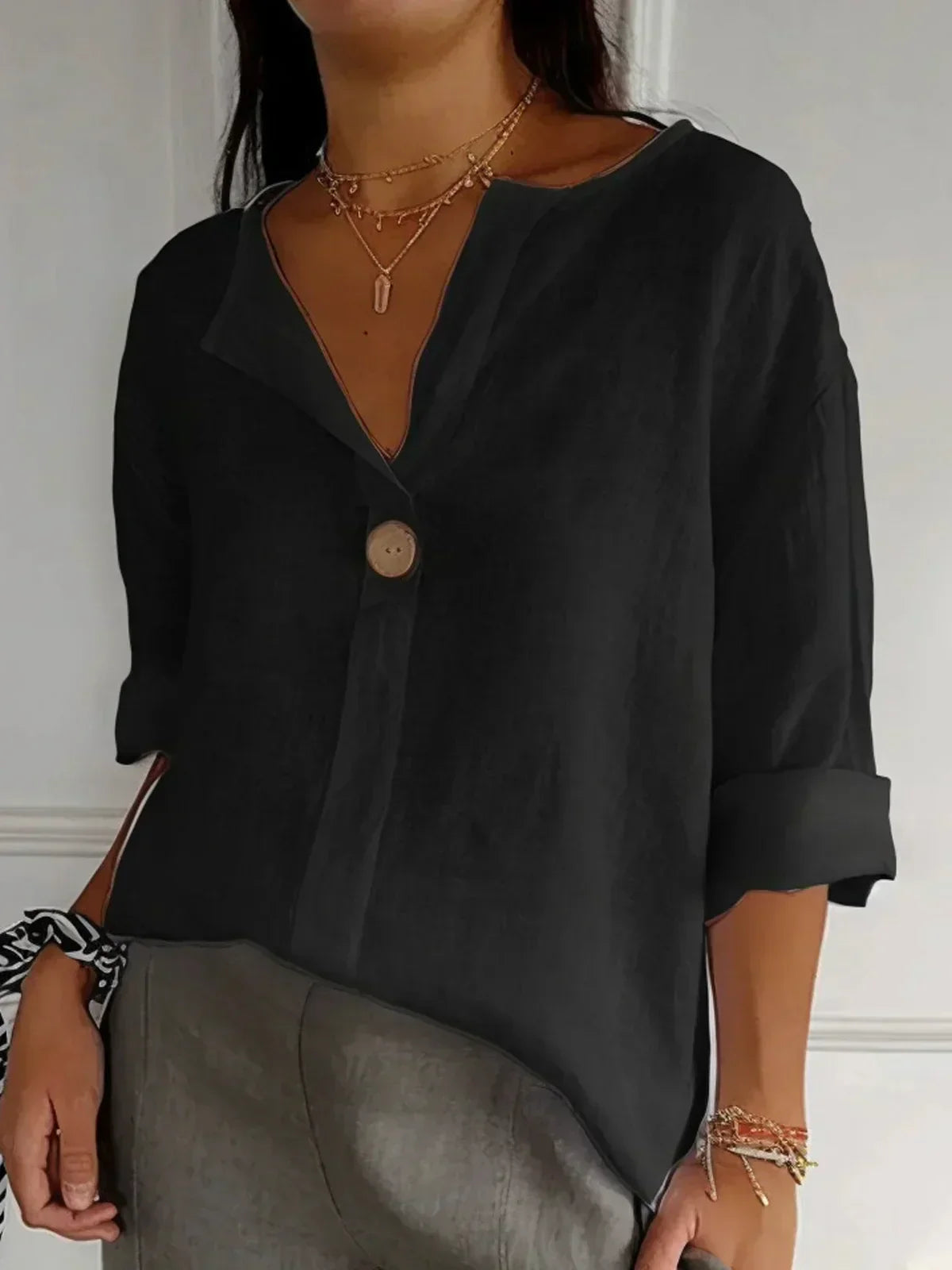 Zuzana - Dames blouse met asymmetrische hals en enkele knoopsluiting