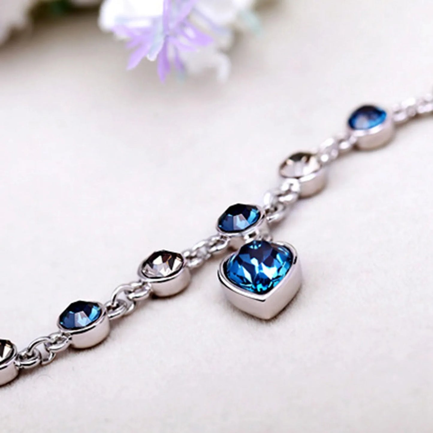 Damesarmband met hartvormige kristallen