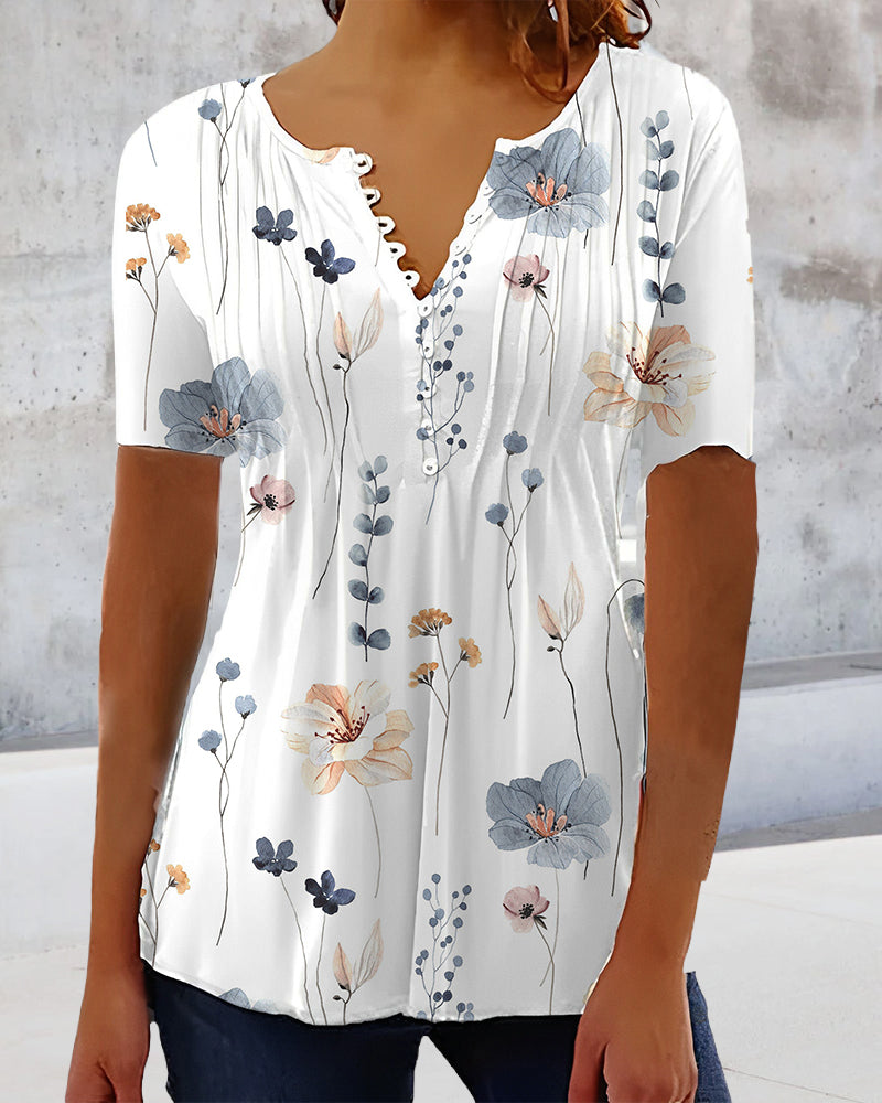 Lianne – Bloemenprint top met knoopjes en zachte halslijn