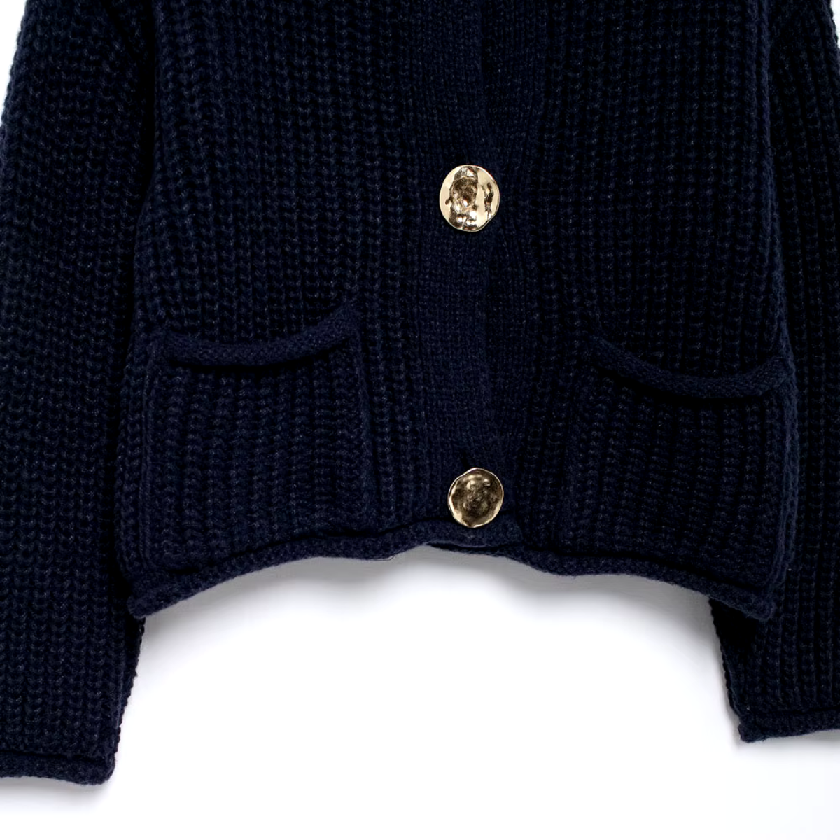 Varmi - Navy gebreid en geknoopt vest met charme