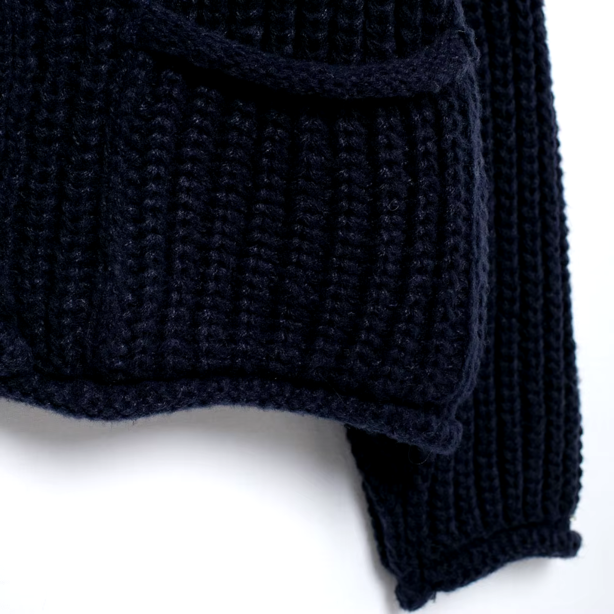 Varmi - Navy gebreid en geknoopt vest met charme