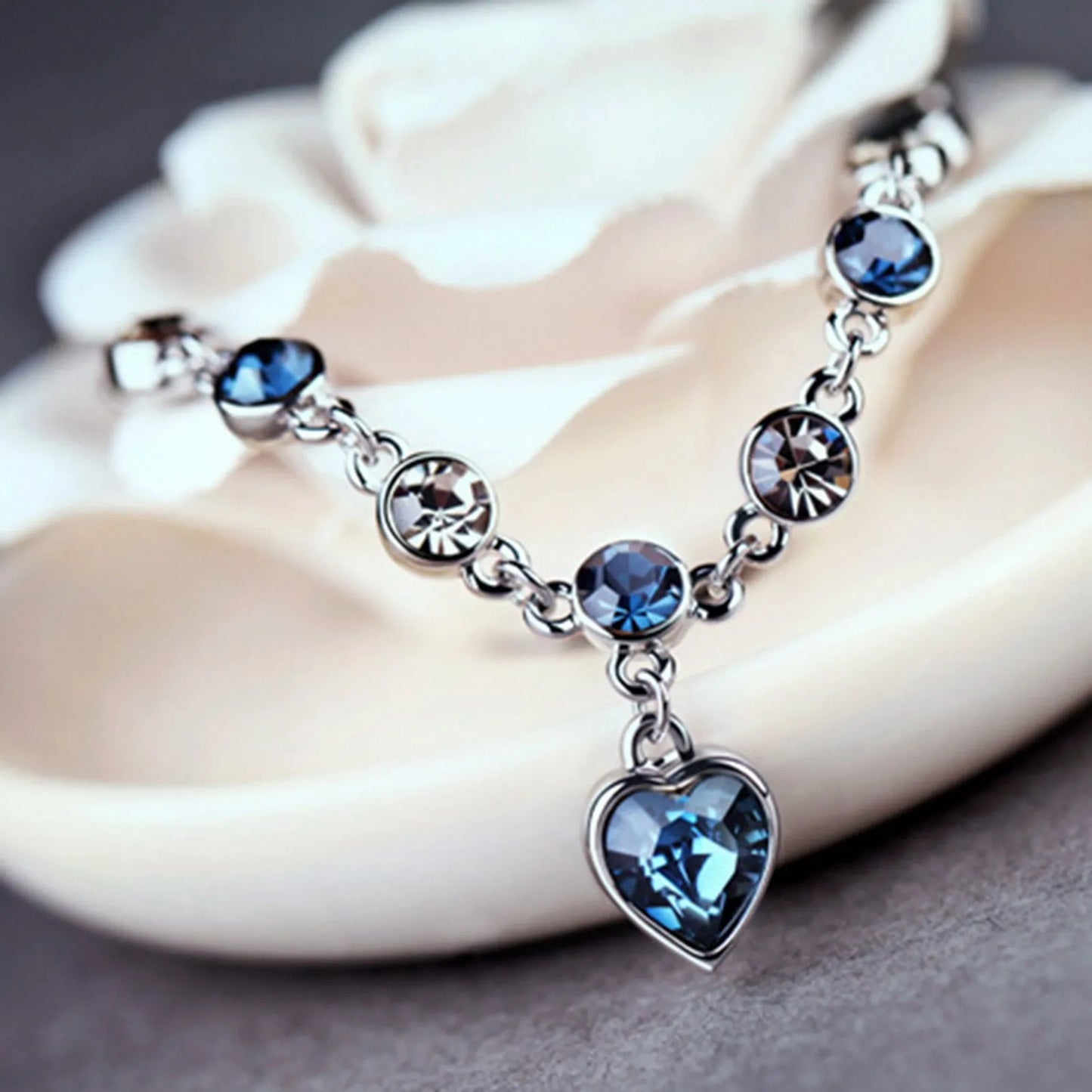 Damesarmband met hartvormige kristallen