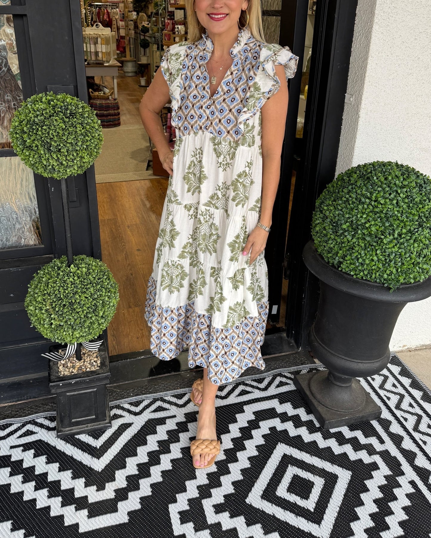 Birgit - Mouwloze zomerjurk met volantkraag en bloemenprint