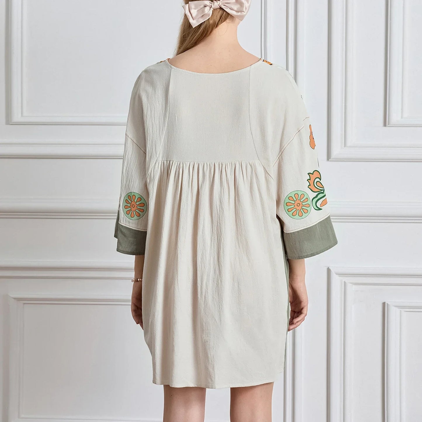 Mabelle – Dames tuniekjurk met v-hals en geborduurde details