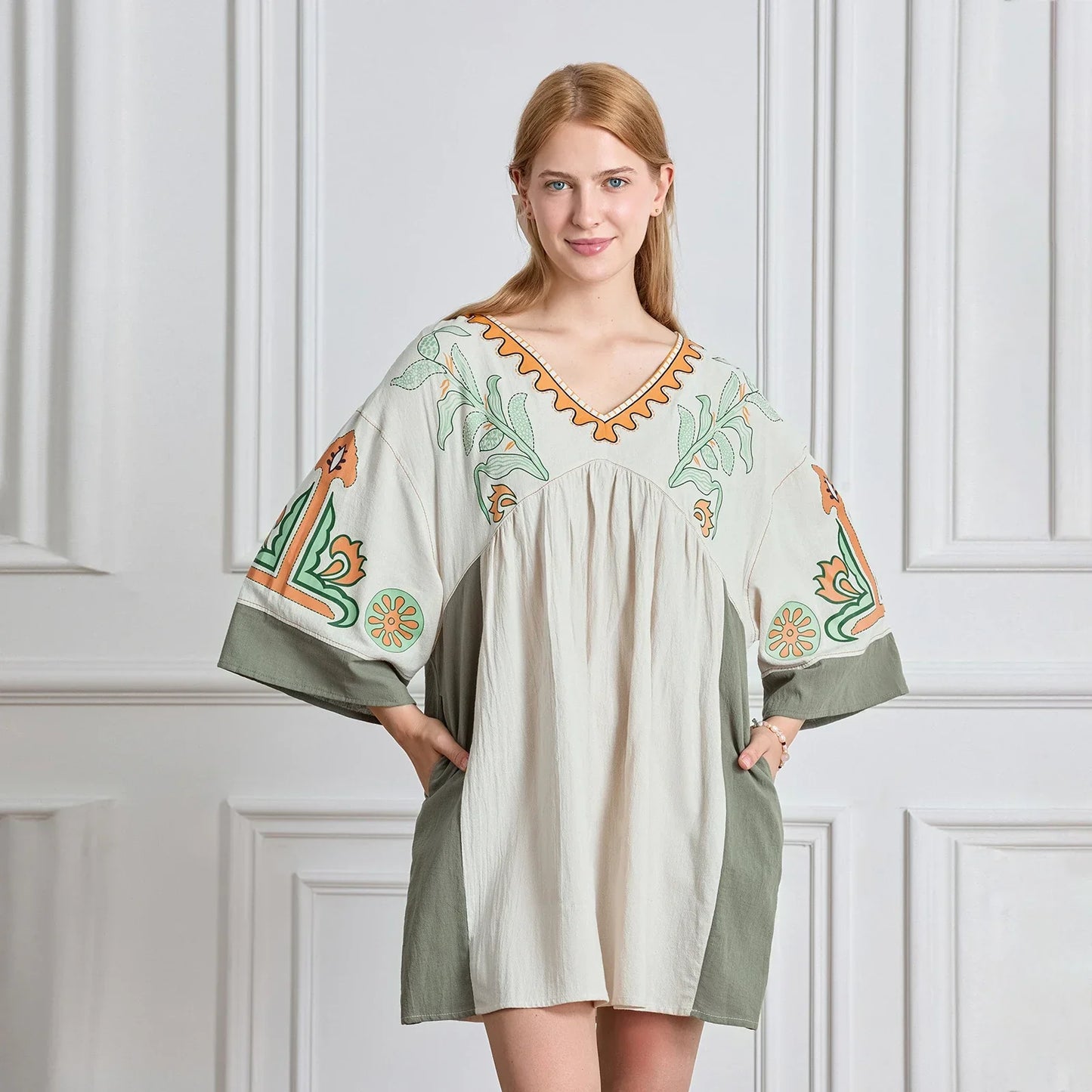 Mabelle – Dames tuniekjurk met v-hals en geborduurde details