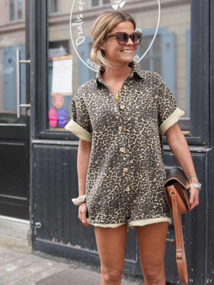 Reese – Dames playsuit met luipaardprint en opgerolde mouwen