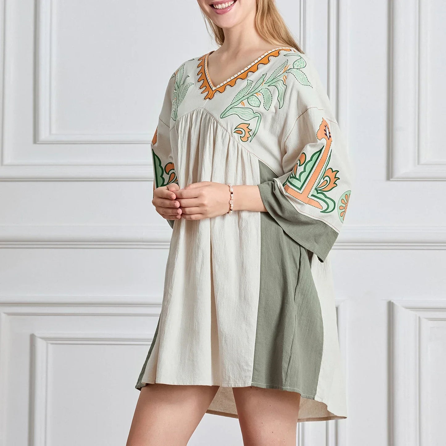 Mabelle – Dames tuniekjurk met v-hals en geborduurde details