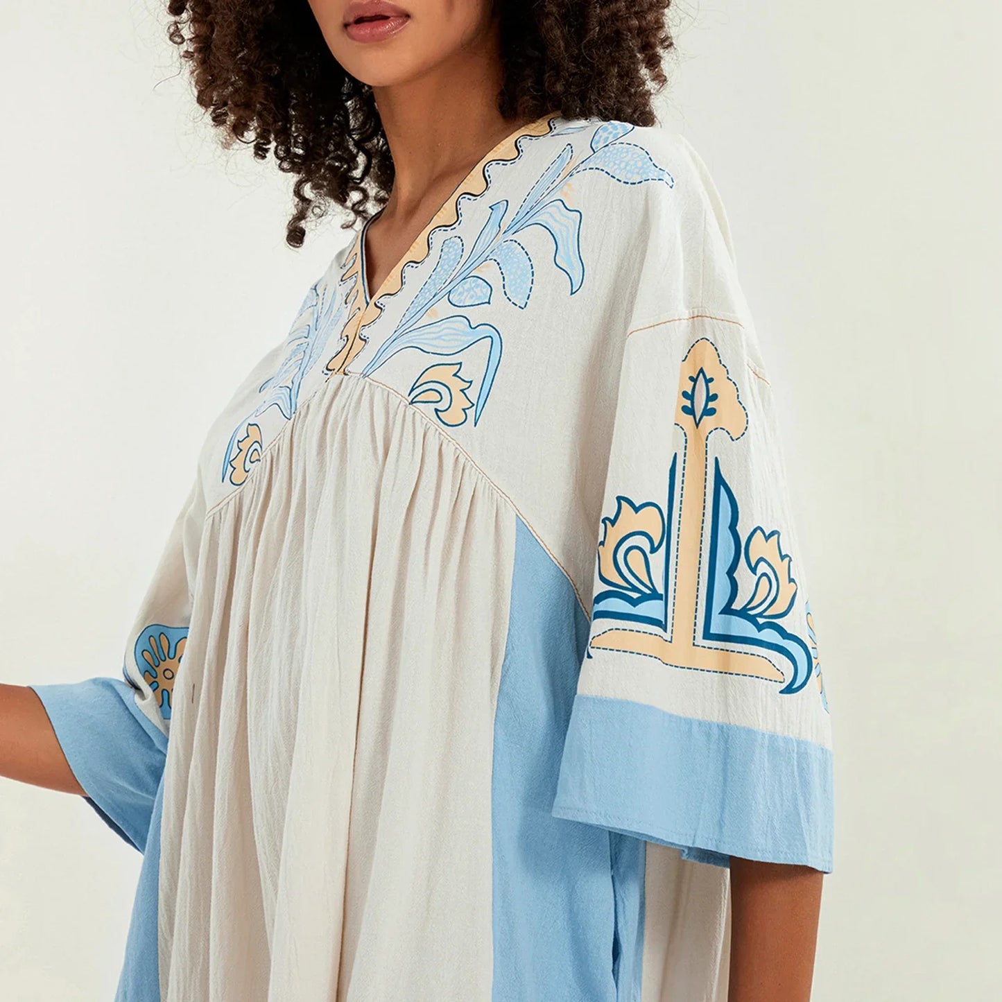 Mabelle – Dames tuniekjurk met v-hals en geborduurde details
