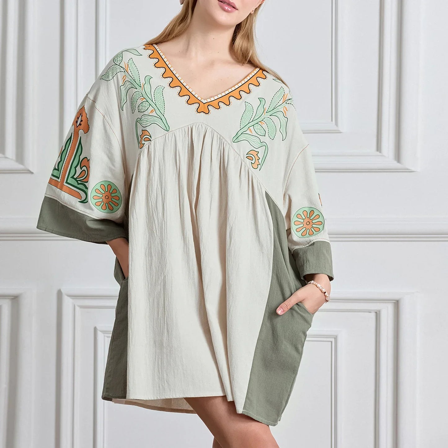 Mabelle – Dames tuniekjurk met v-hals en geborduurde details