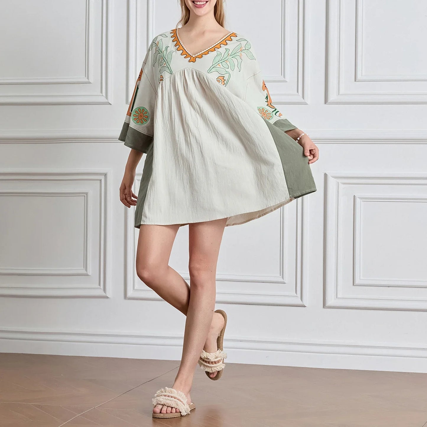 Mabelle – Dames tuniekjurk met v-hals en geborduurde details
