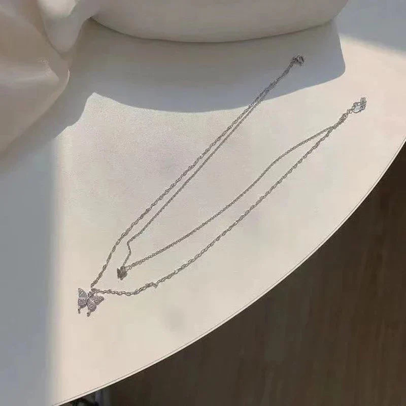 Damesketting met dubbele laag en vlinderdetails