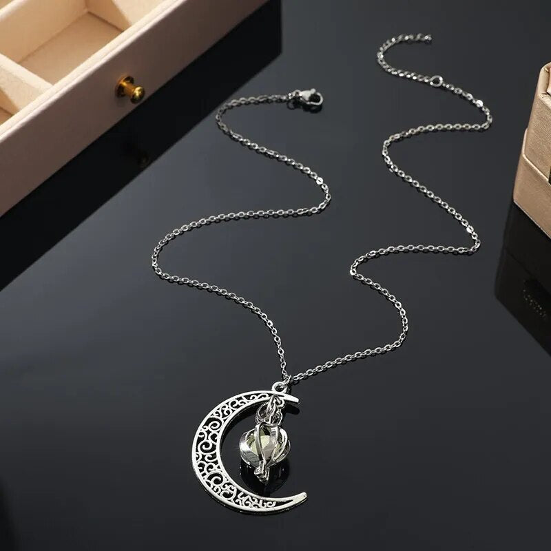 Glanzende damesketting met maanvormige hanger