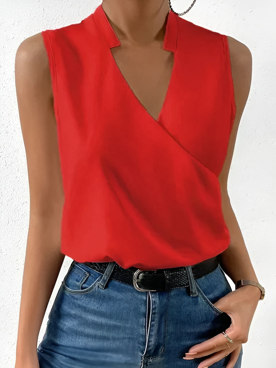 Ellen - Mouwloze dames top met V-hals overslag en opstaand detail