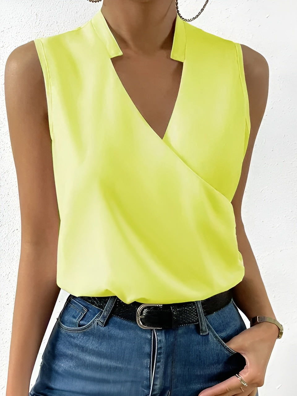 Ellen - Mouwloze dames top met V-hals overslag en opstaand detail