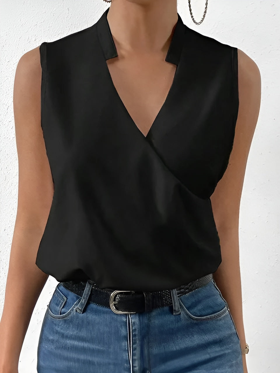 Ellen - Mouwloze dames top met V-hals overslag en opstaand detail