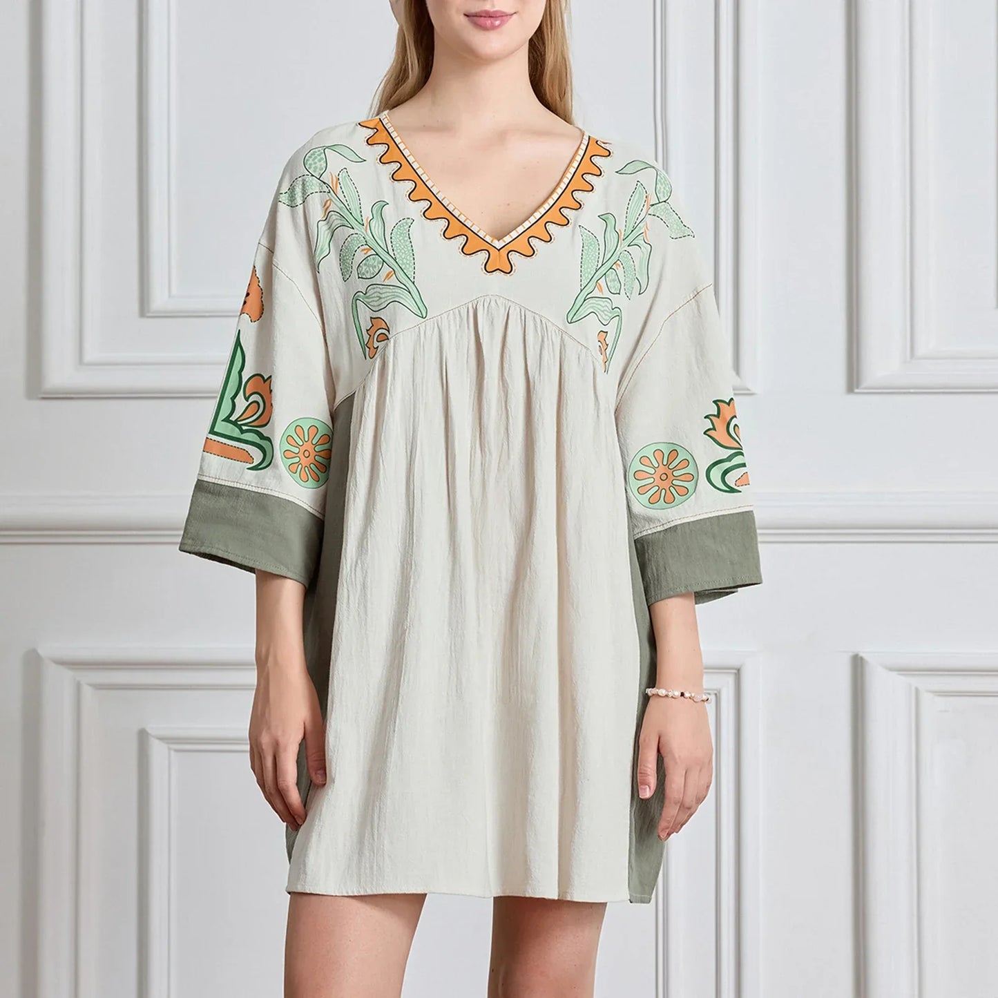 Mabelle – Dames tuniekjurk met v-hals en geborduurde details