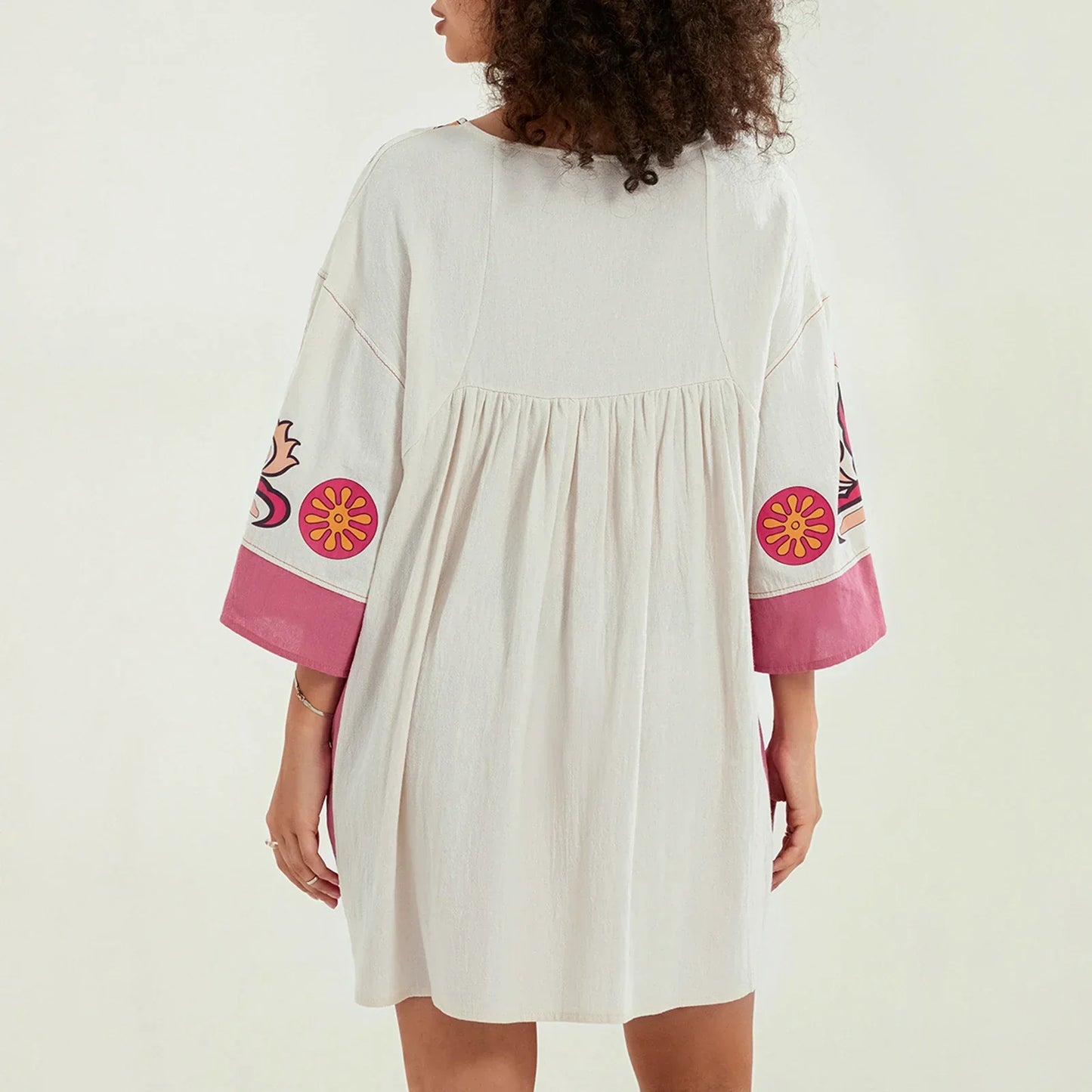 Mabelle – Dames tuniekjurk met v-hals en geborduurde details