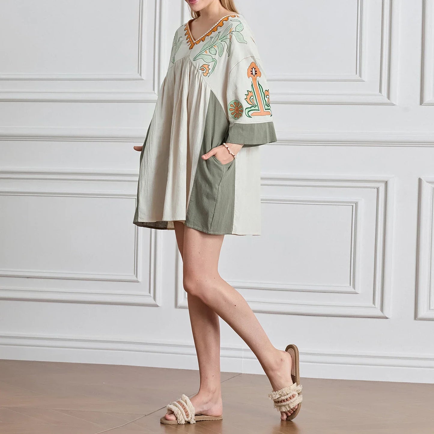 Mabelle – Dames tuniekjurk met v-hals en geborduurde details