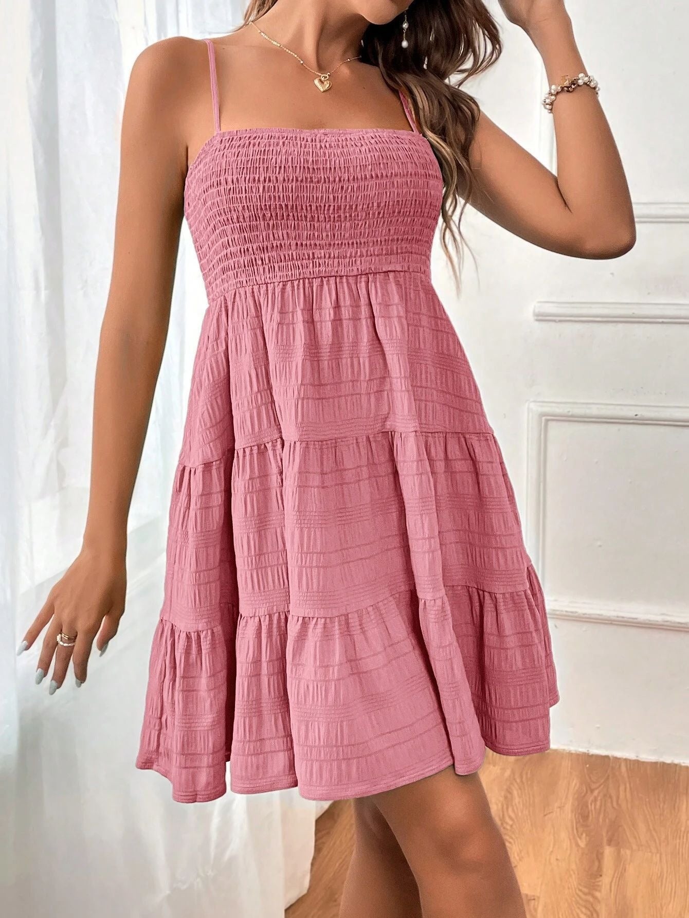 Ayelen - Korte dames zomerjurk met smock bovenstuk en spaghettibandjes