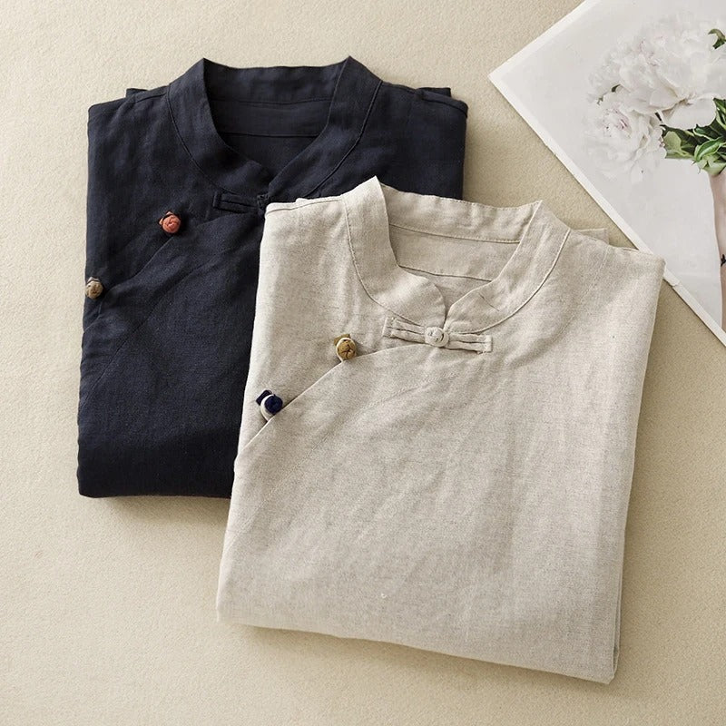Mei – Dames top met asymmetrische knoopsluiting en oosterse kraag