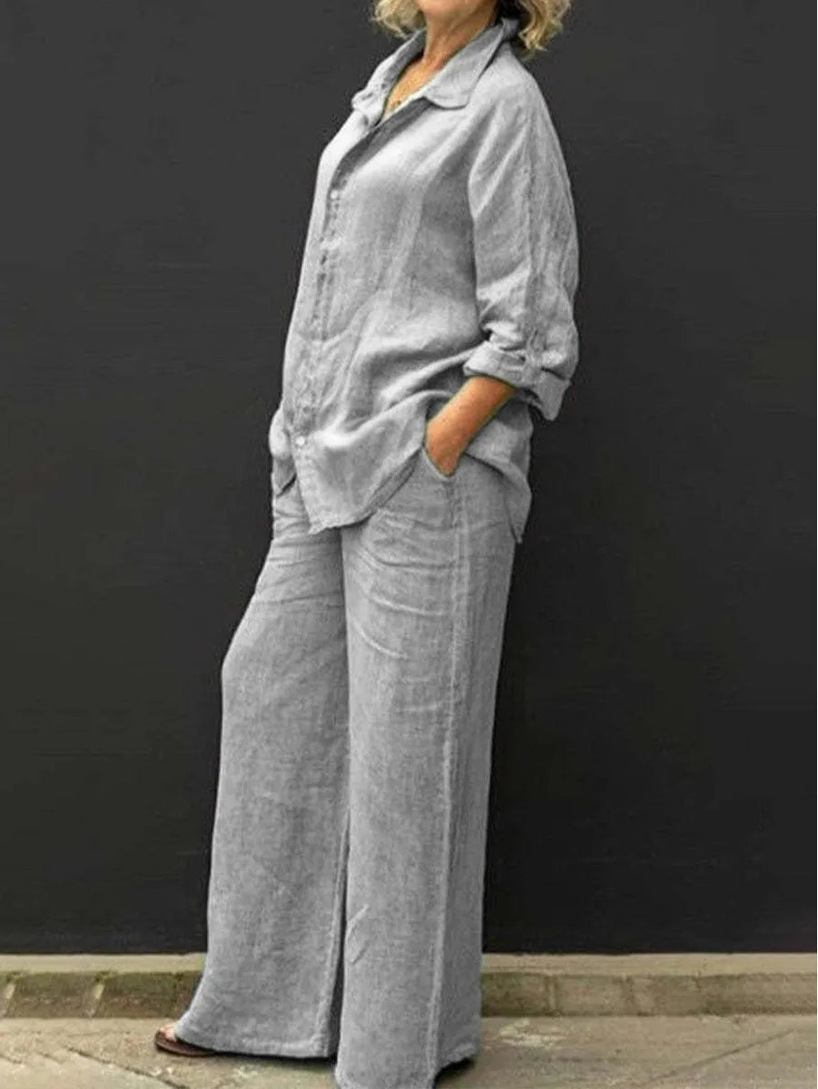 Jaya – Losvallend damespak met doorknoopblouse en wijde broek