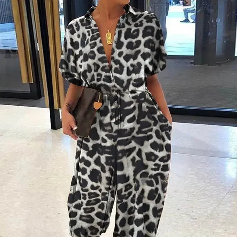 Gillian – Loose-fit jumpsuit met luipaardprint en knoopsluiting voor dames