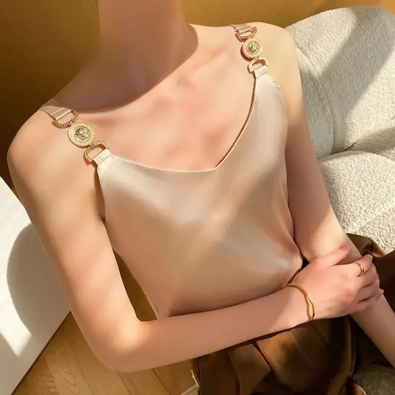 Claire – Dames top met V-hals en goudkleurige schouderdetails