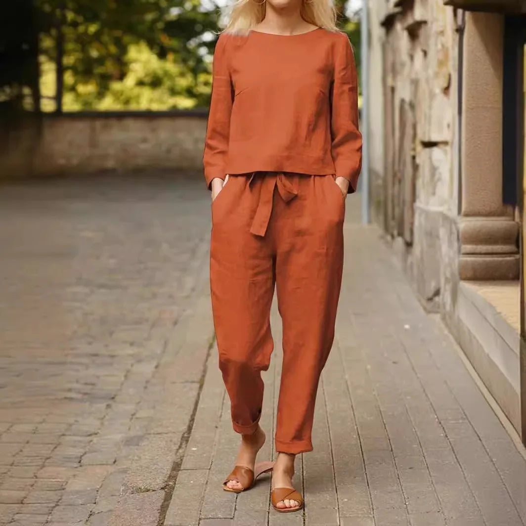 Belle – Casual damespak met strikceintuur