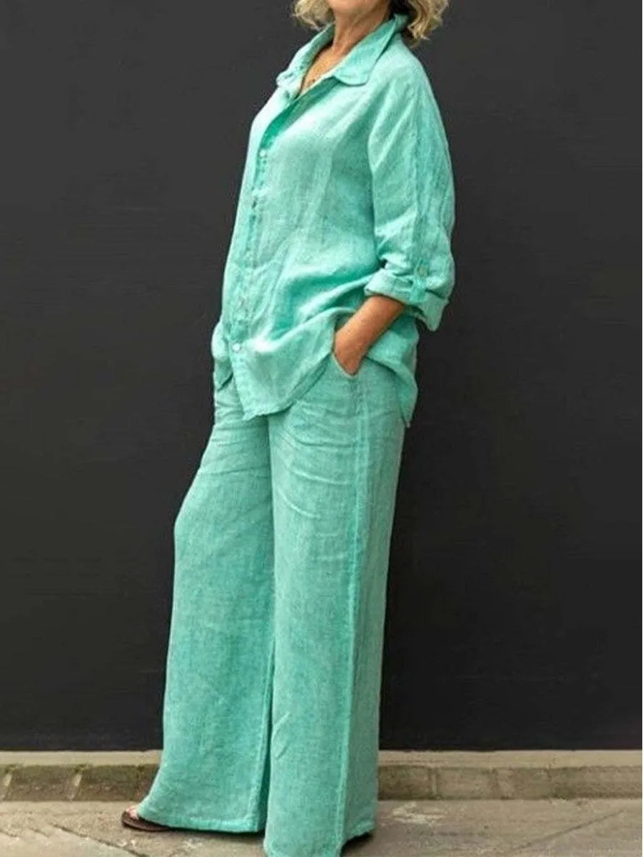 Jaya – Losvallend damespak met doorknoopblouse en wijde broek