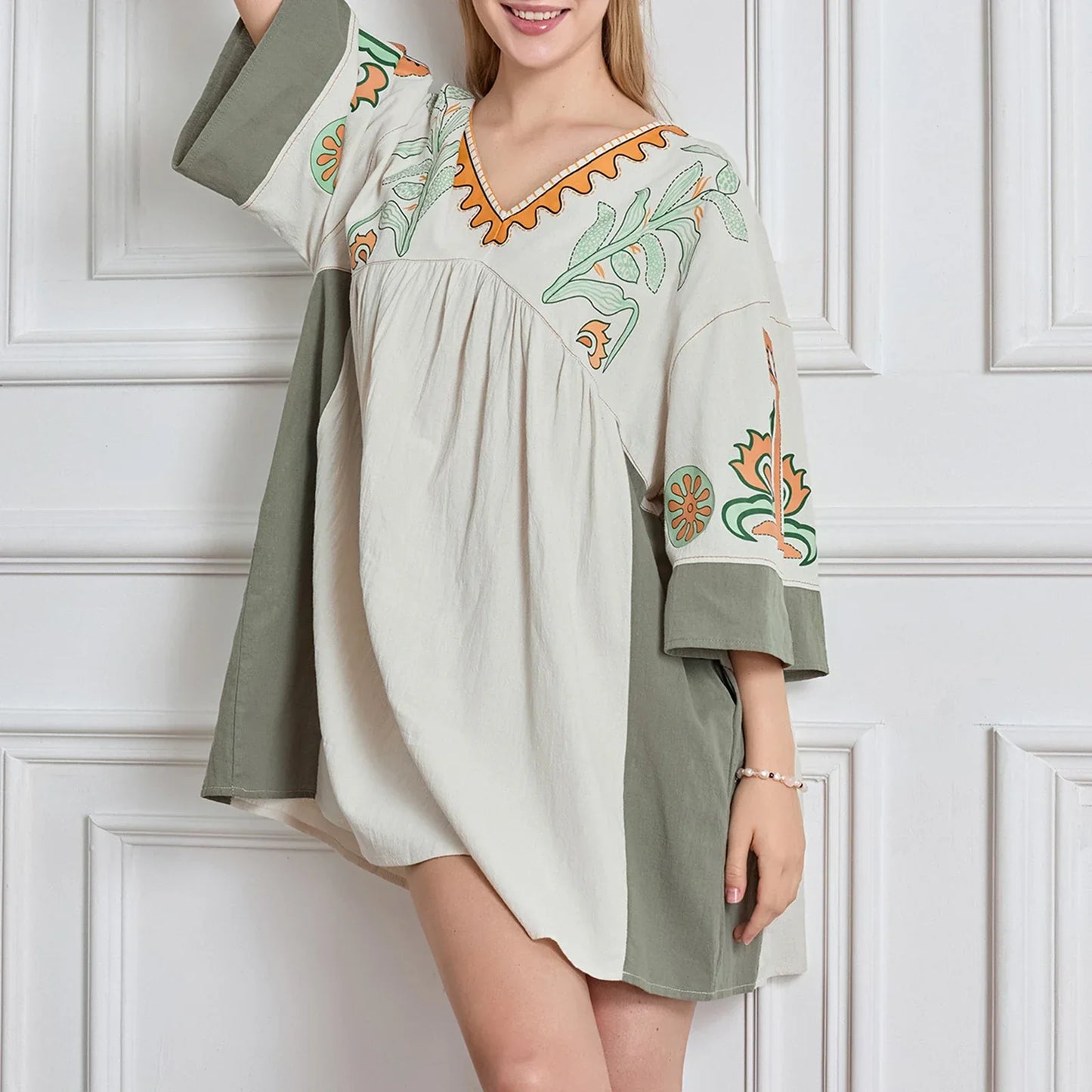 Mabelle – Dames tuniekjurk met v-hals en geborduurde details