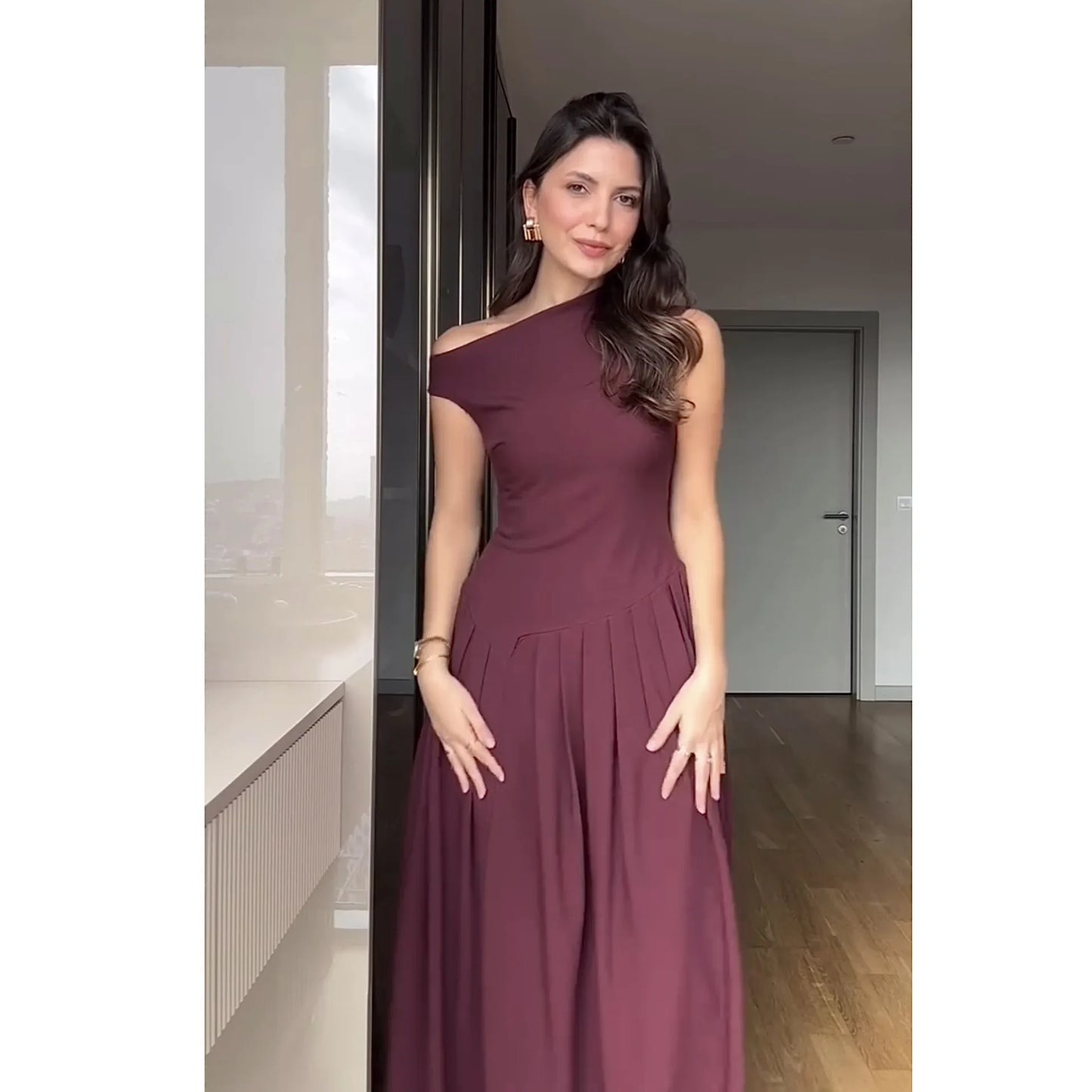 Lucia – Midi jurk met hoge hals en geplooide rok voor dames