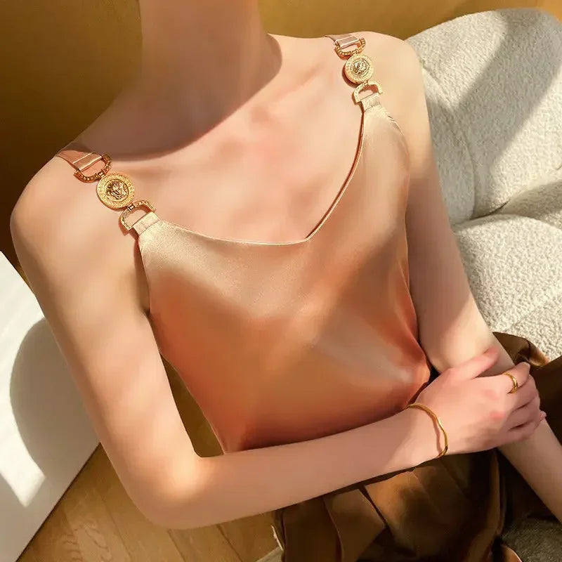 Claire – Dames top met V-hals en goudkleurige schouderdetails