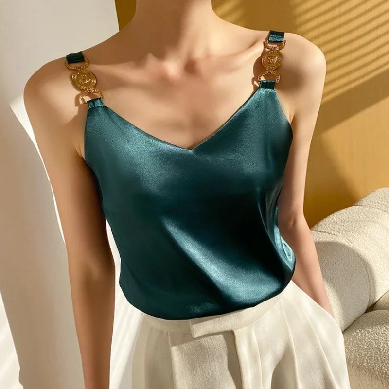 Claire – Dames top met V-hals en goudkleurige schouderdetails