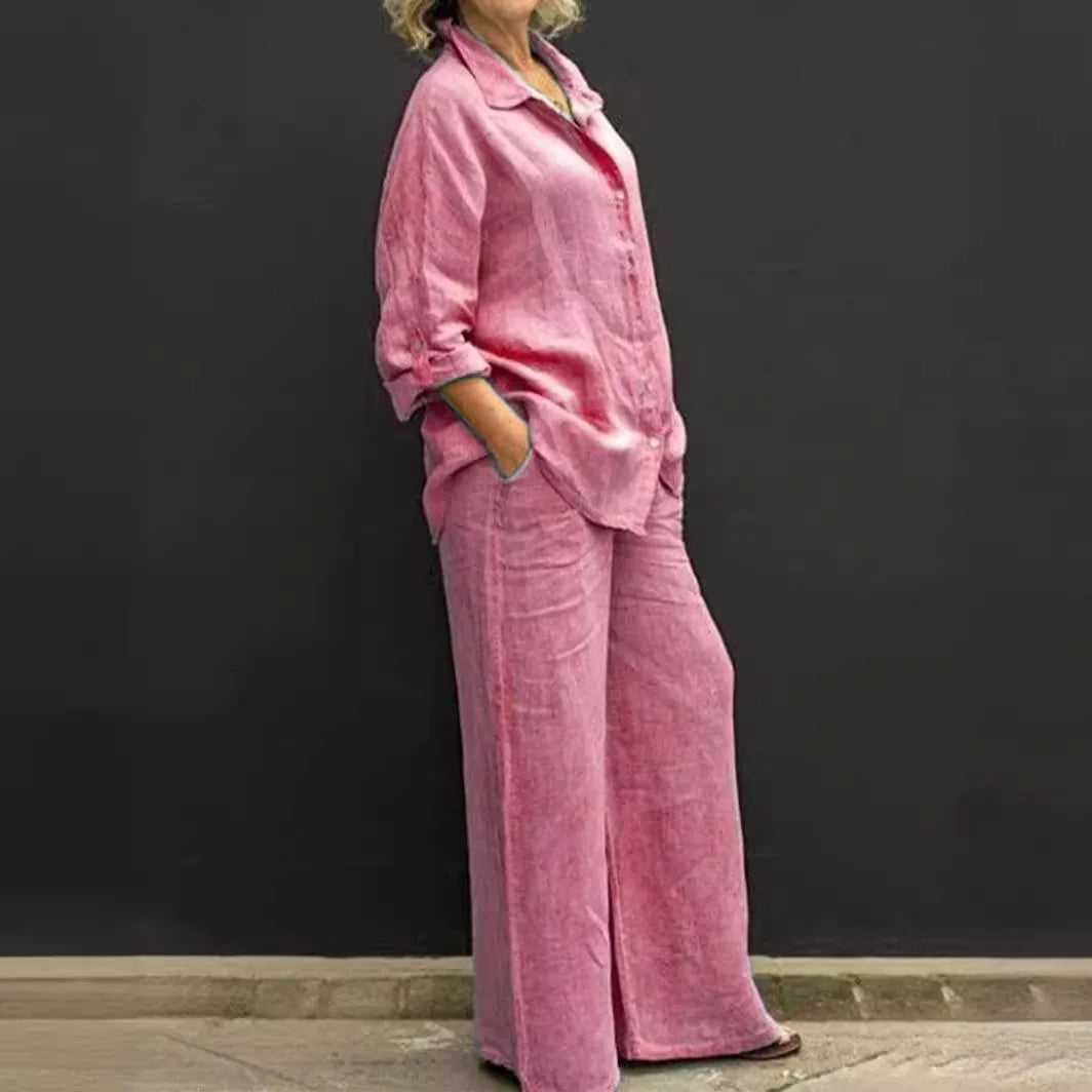 Jaya – Losvallend damespak met doorknoopblouse en wijde broek