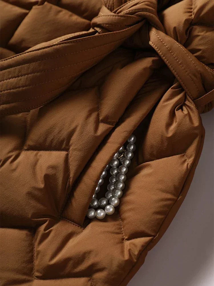 Caris - Lichte pufferjas wisselseizoen met ceintuur en elegante stiksels