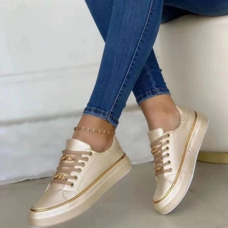 Kate – Lage damessneakers met gouden accenten