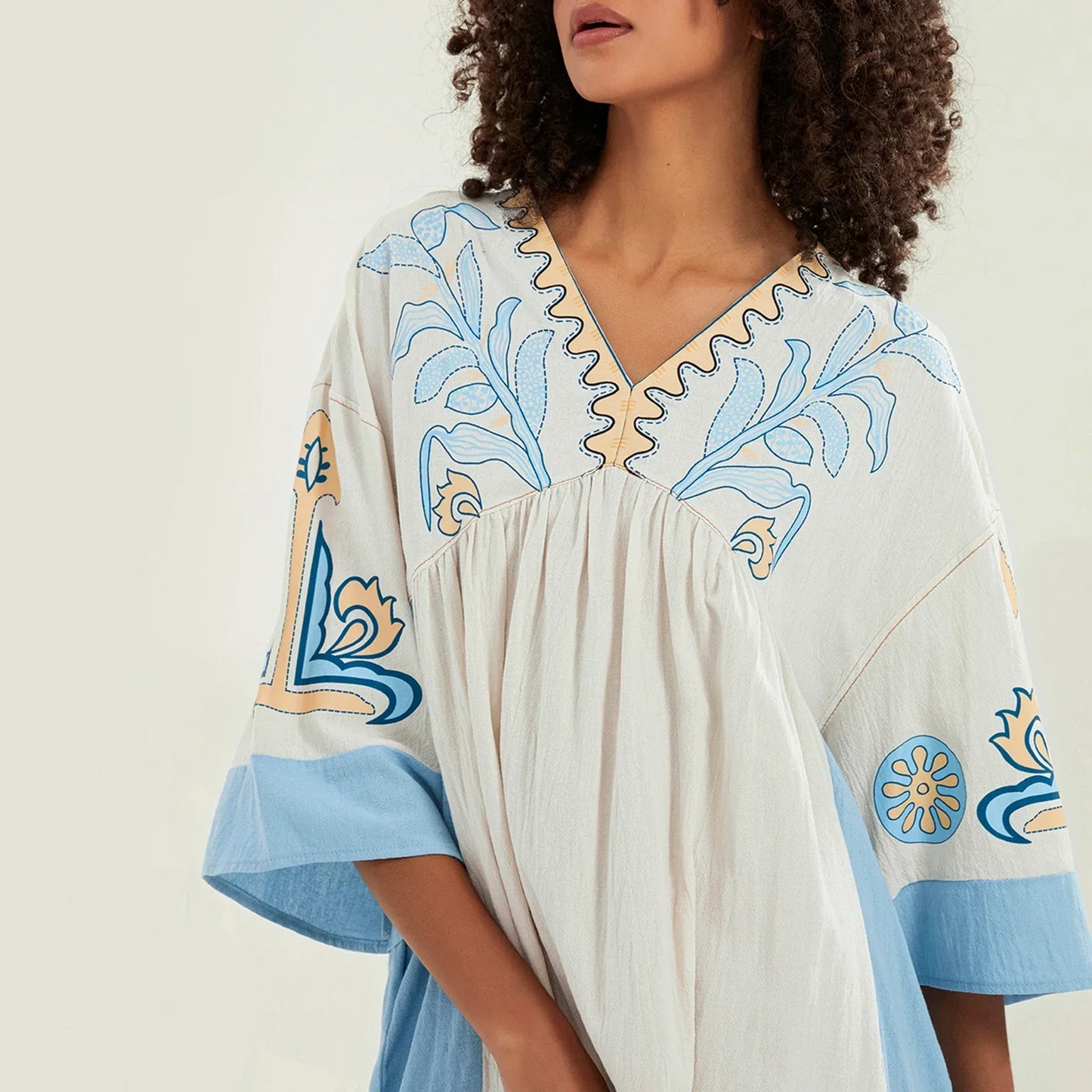 Mabelle – Dames tuniekjurk met v-hals en geborduurde details