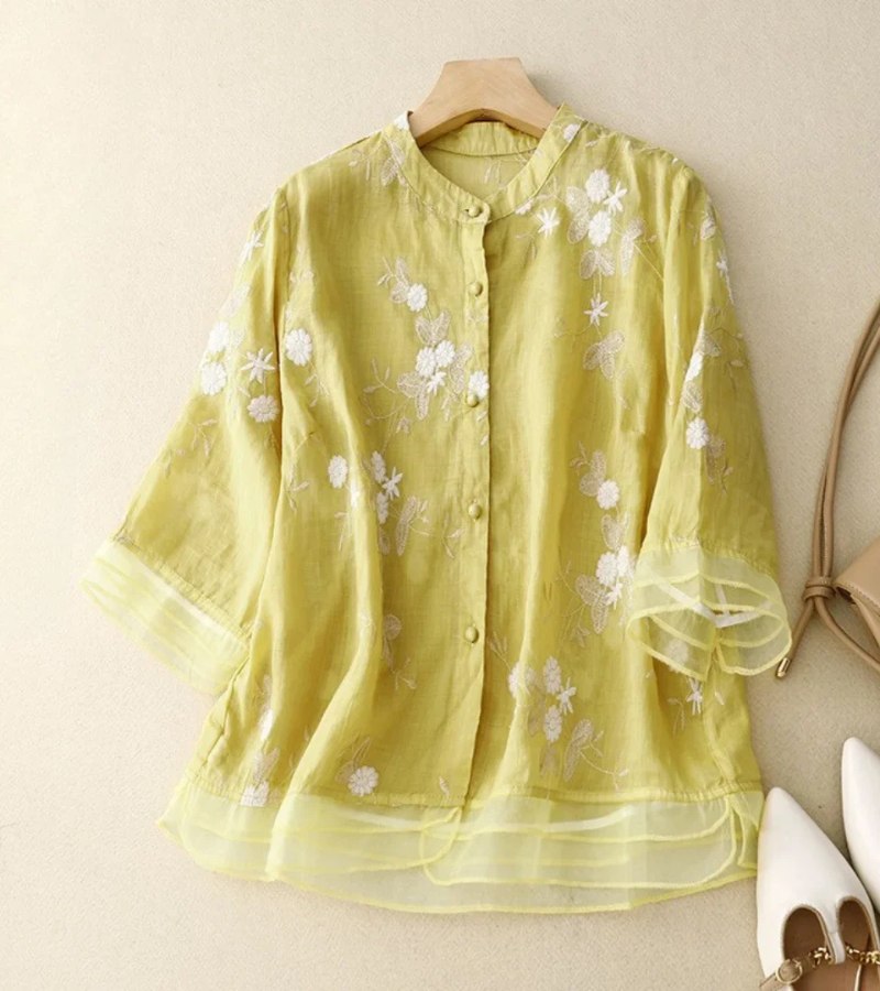 Gaetana - Bloemenborduursel damesblouse met knoopsluiting