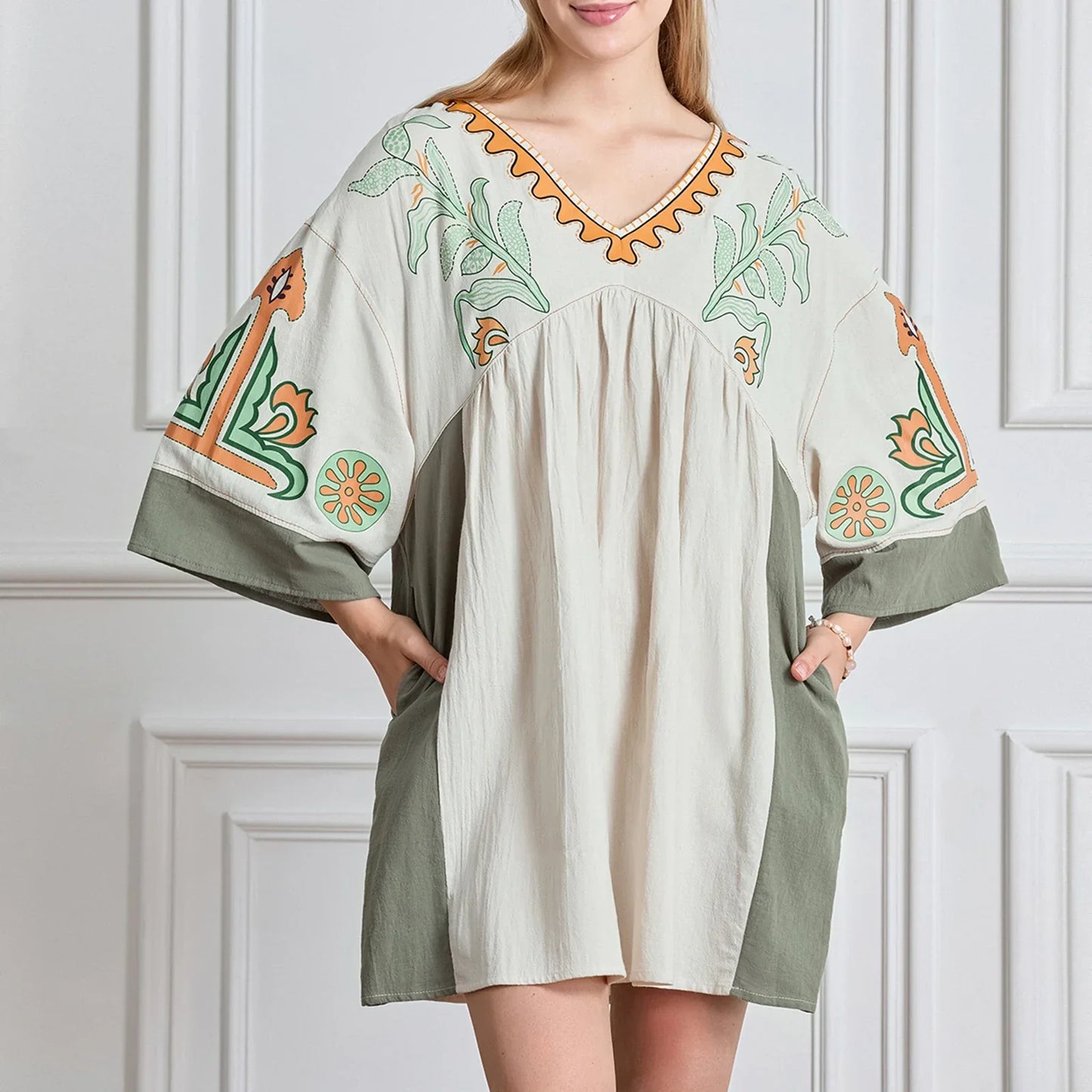 Mabelle – Dames tuniekjurk met v-hals en geborduurde details