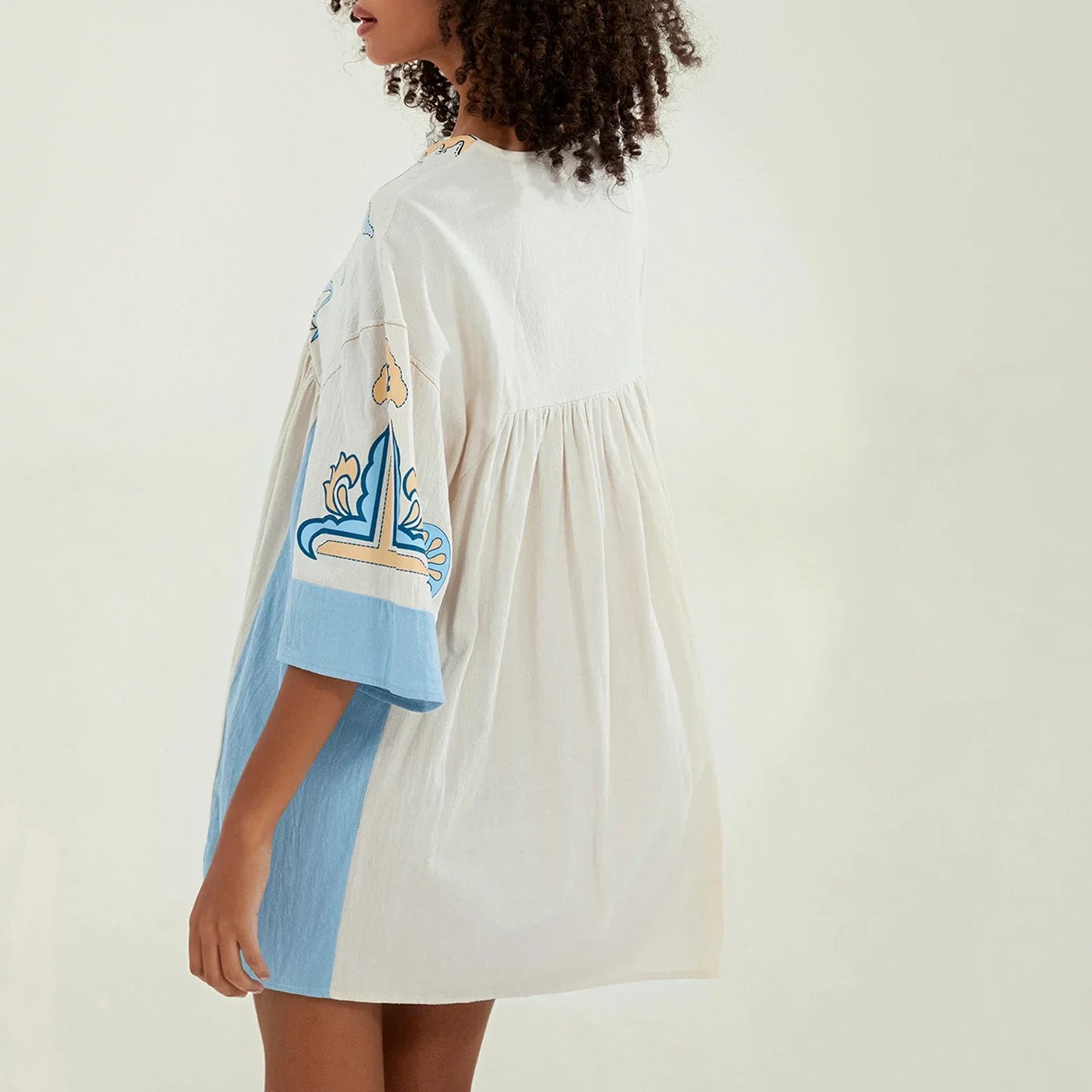 Mabelle – Dames tuniekjurk met v-hals en geborduurde details