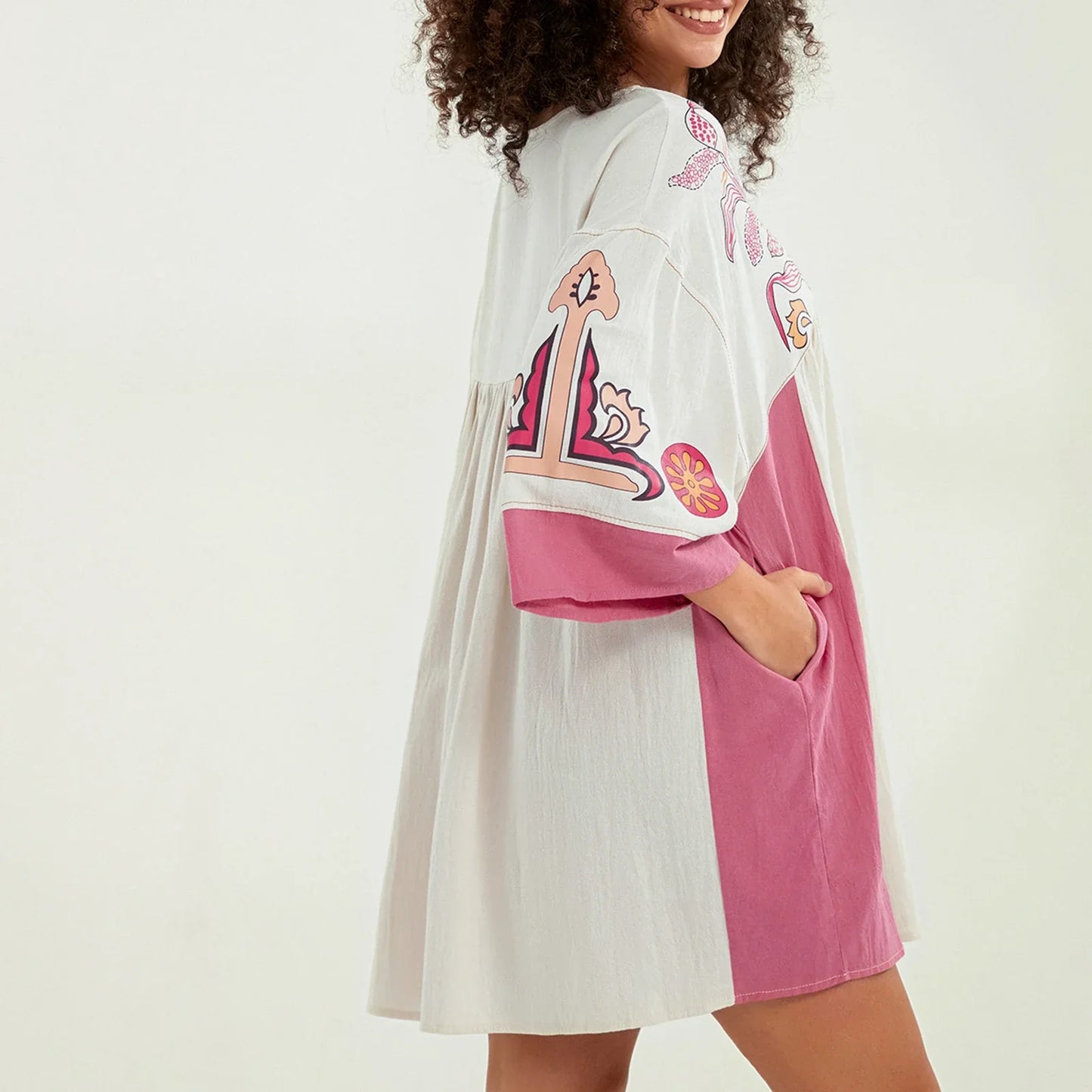 Mabelle – Dames tuniekjurk met v-hals en geborduurde details