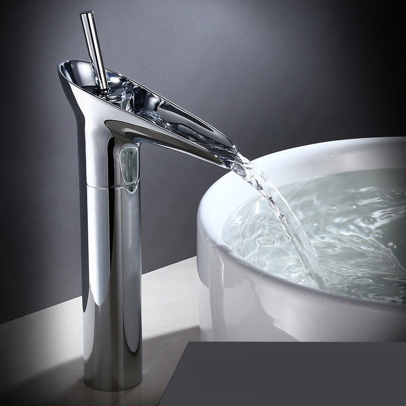 Klassieke wastafelkraan met watervaluitloop en eenhendelbediening