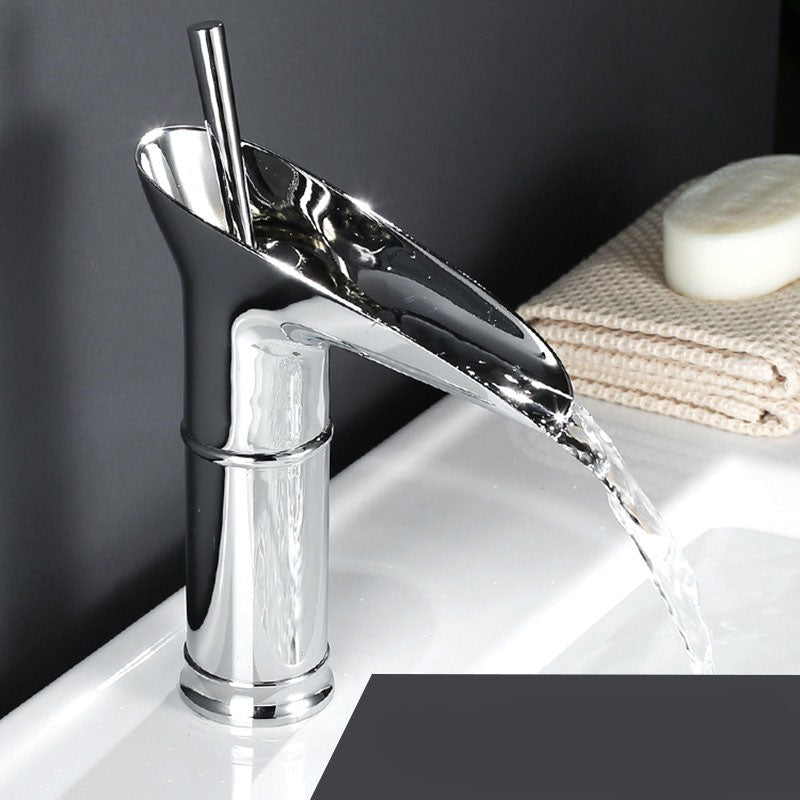 Klassieke wastafelkraan met watervaluitloop en eenhendelbediening