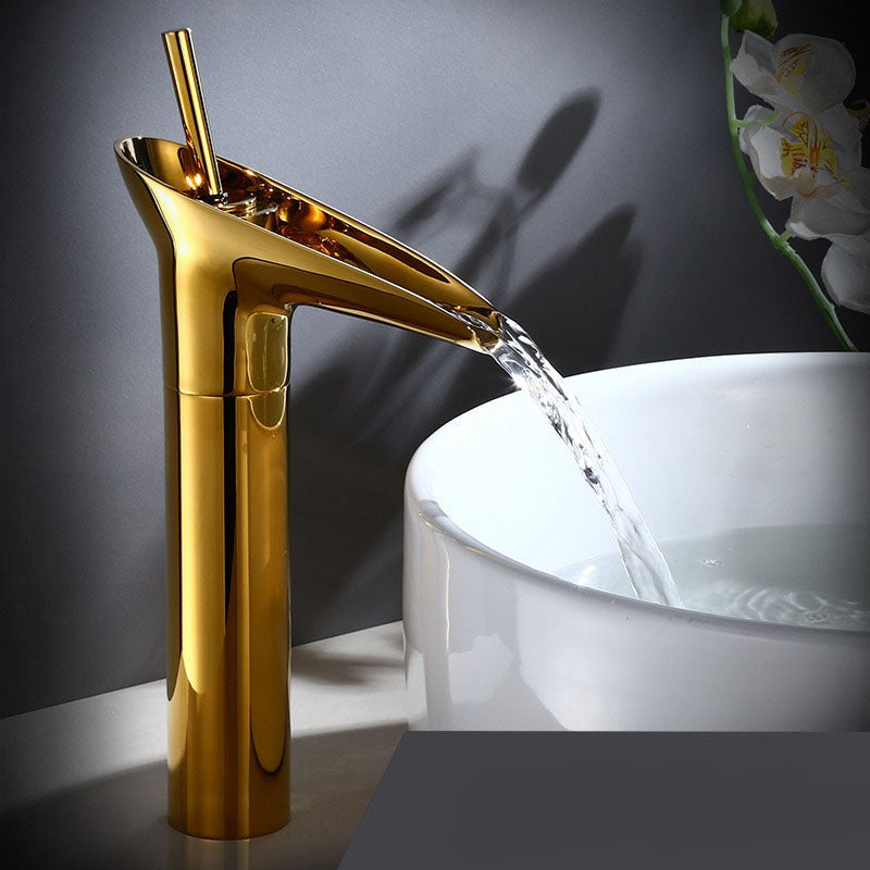 Klassieke wastafelkraan met watervaluitloop en eenhendelbediening
