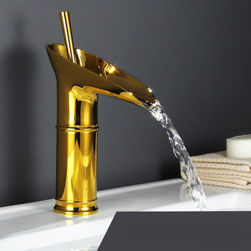 Klassieke wastafelkraan met watervaluitloop en eenhendelbediening