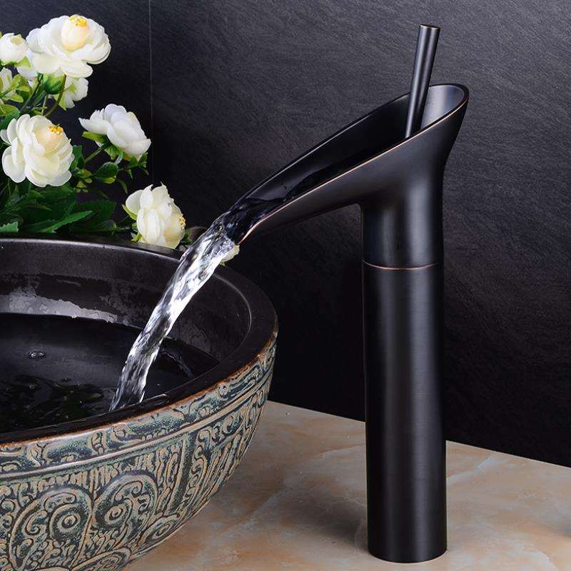 Klassieke wastafelkraan met watervaluitloop en eenhendelbediening